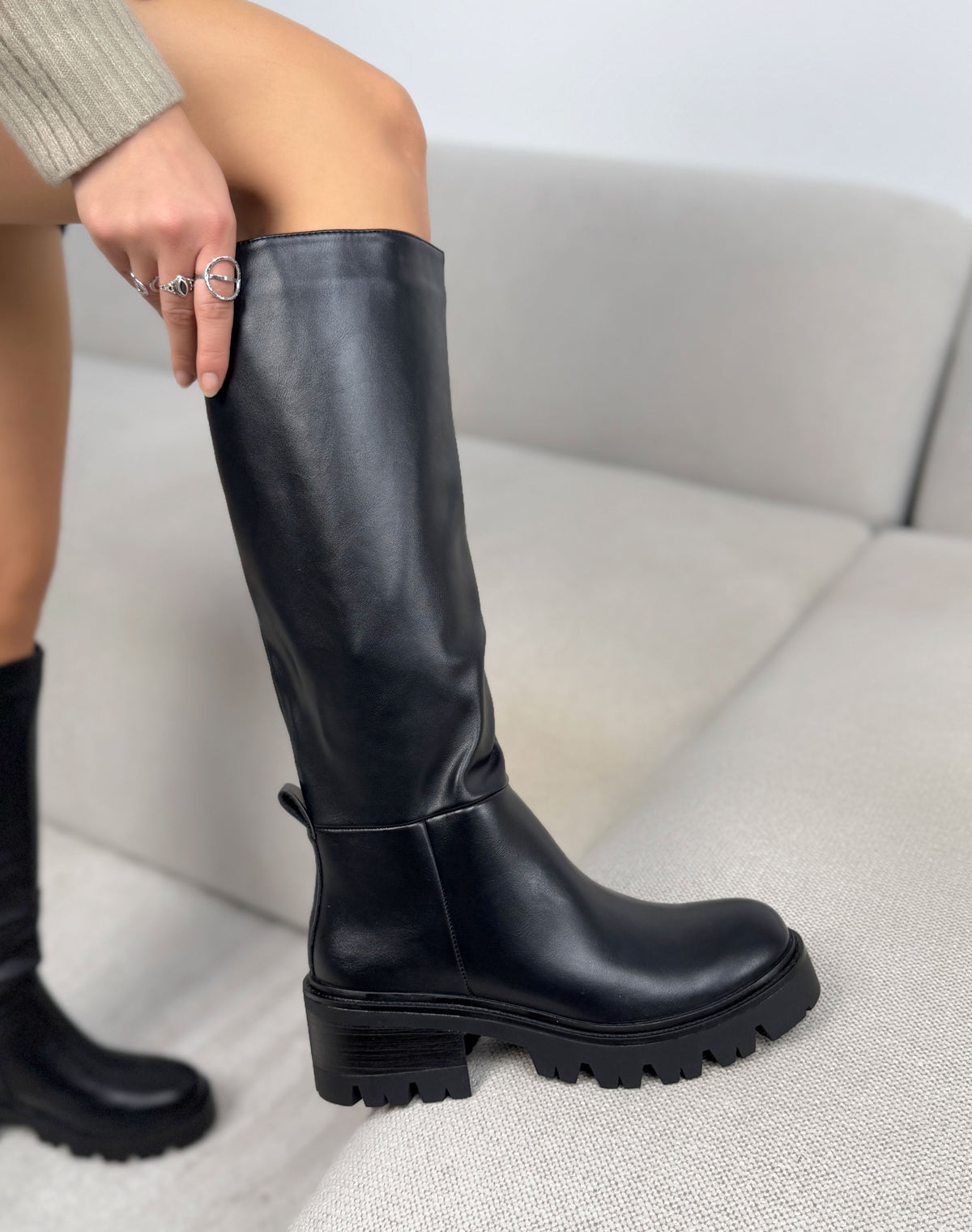 Bottes hautes noires femme effet cuir à semelle crantée et talon