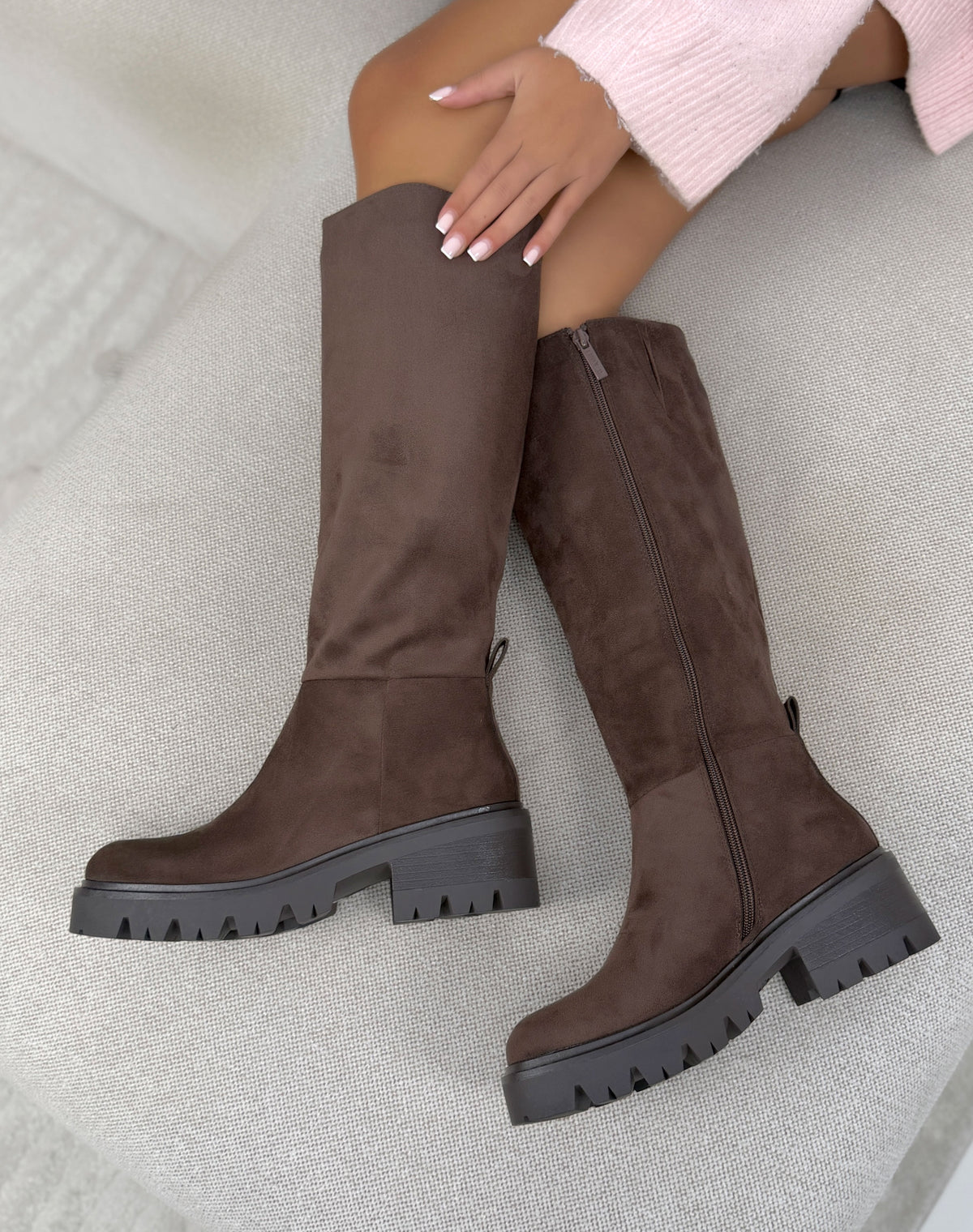 Bottes hautes marron femme effet daim à semelle crantée et talon bloc