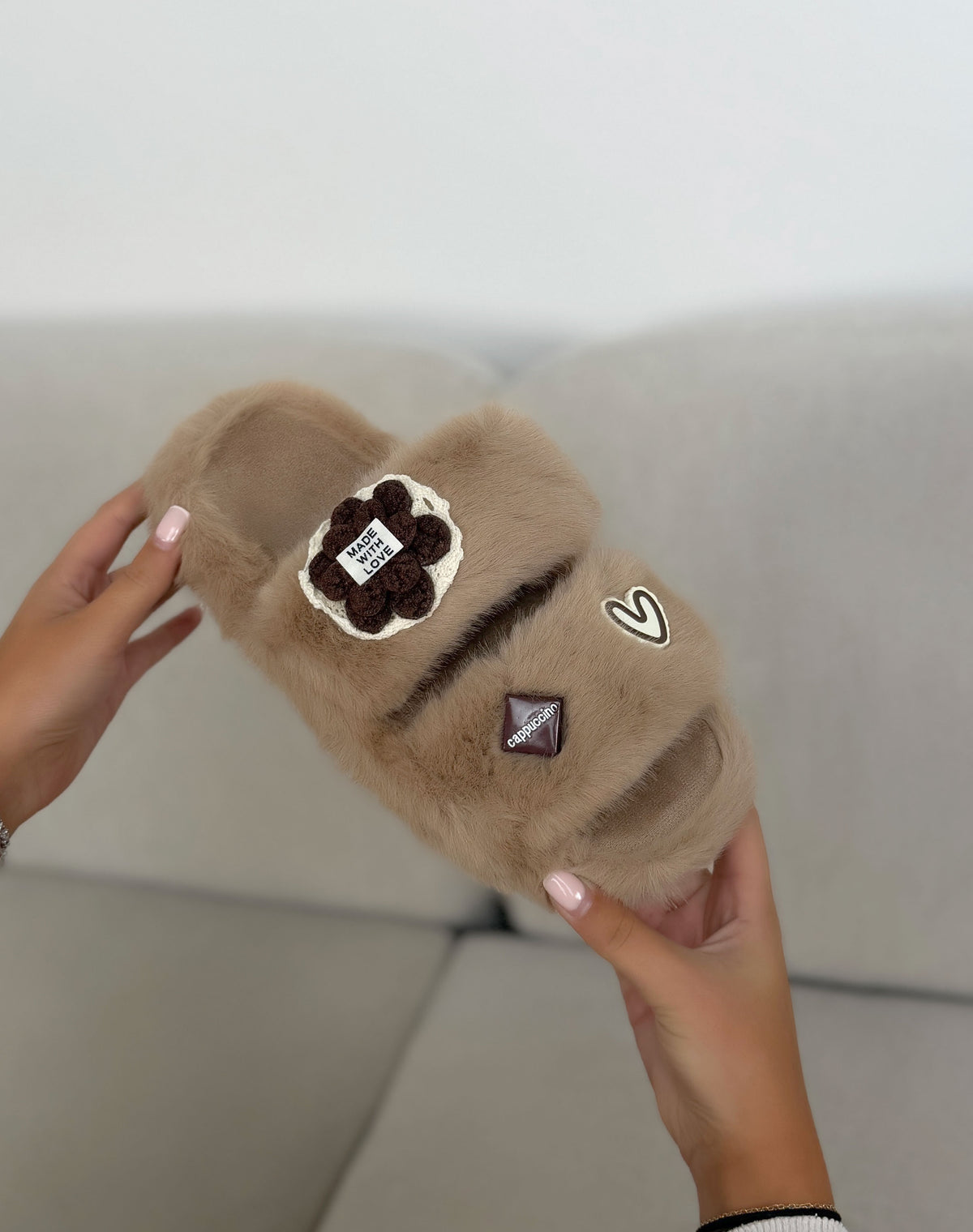 Chaussons femme marron tendance en fausse fourrure avec motifs