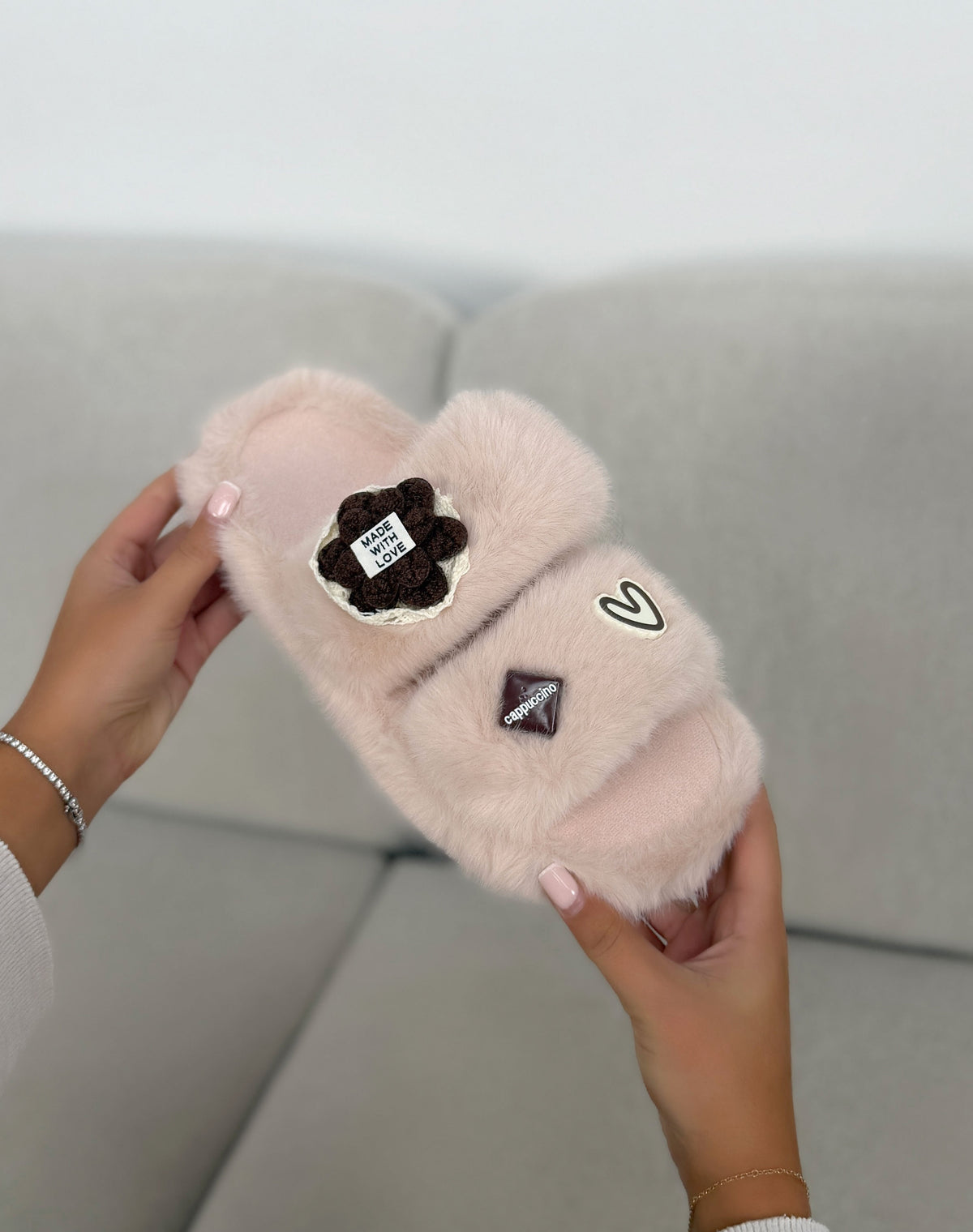 Chaussons femme rose poudré tendance en fausse fourrure avec fleur et motifs