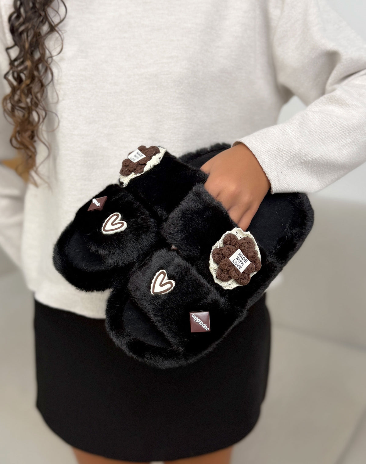 Chaussons femme noirs tendance en fausse fourrure avec fleur et motifs