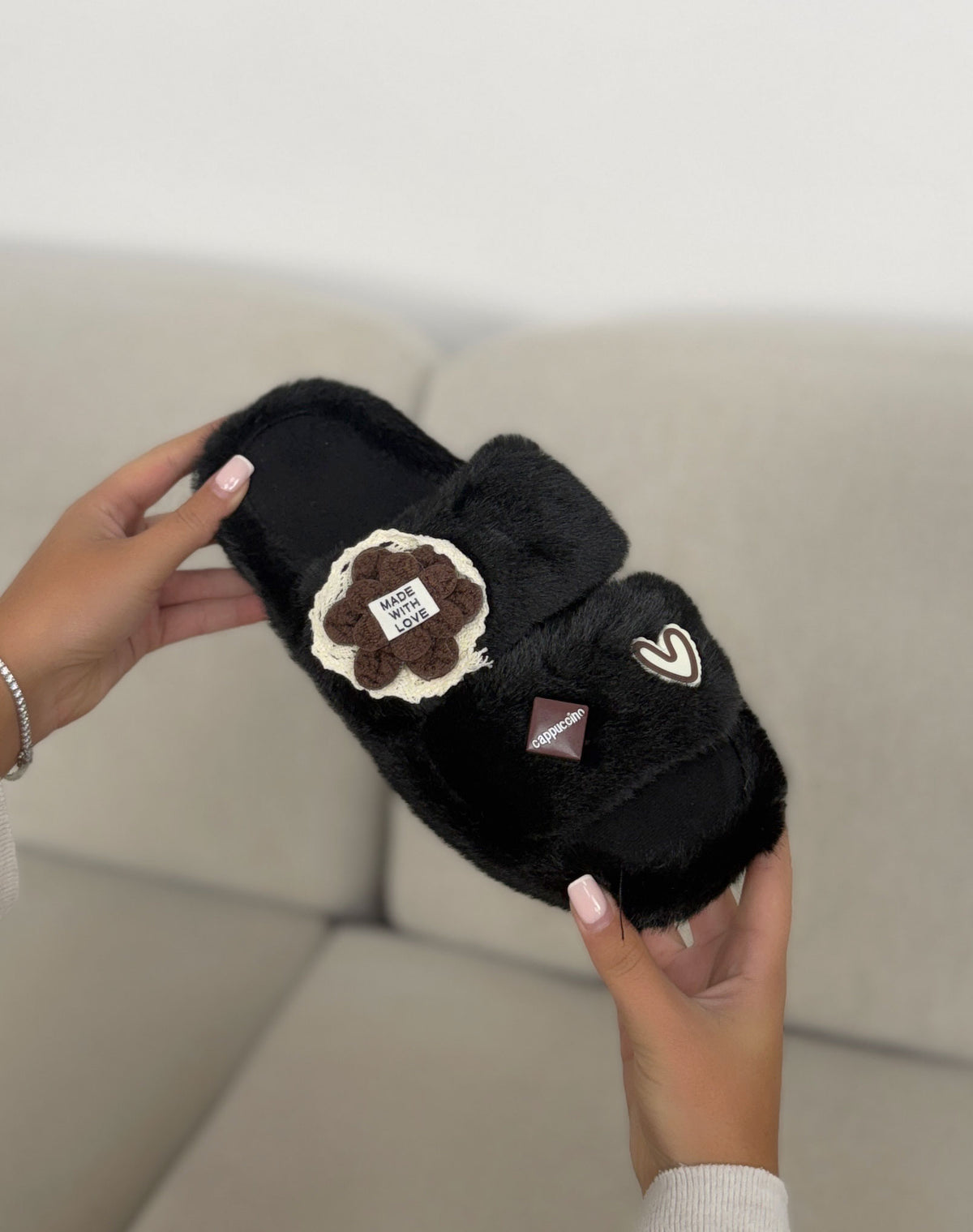 Chaussons femme noirs tendance en fausse fourrure avec fleur et motifs
