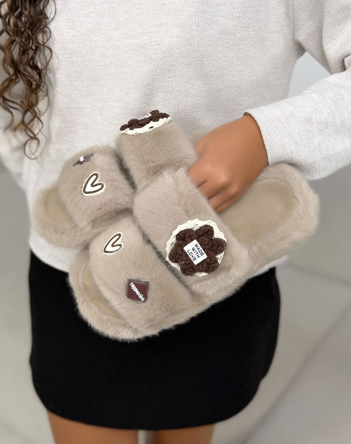 Chaussons femme taupe tendance en fausse fourrure avec fleur