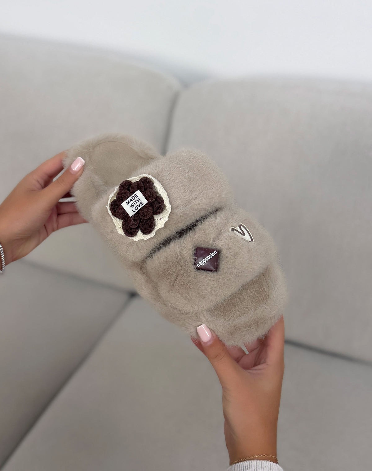 Chaussons femme taupe tendance en fausse fourrure avec fleur