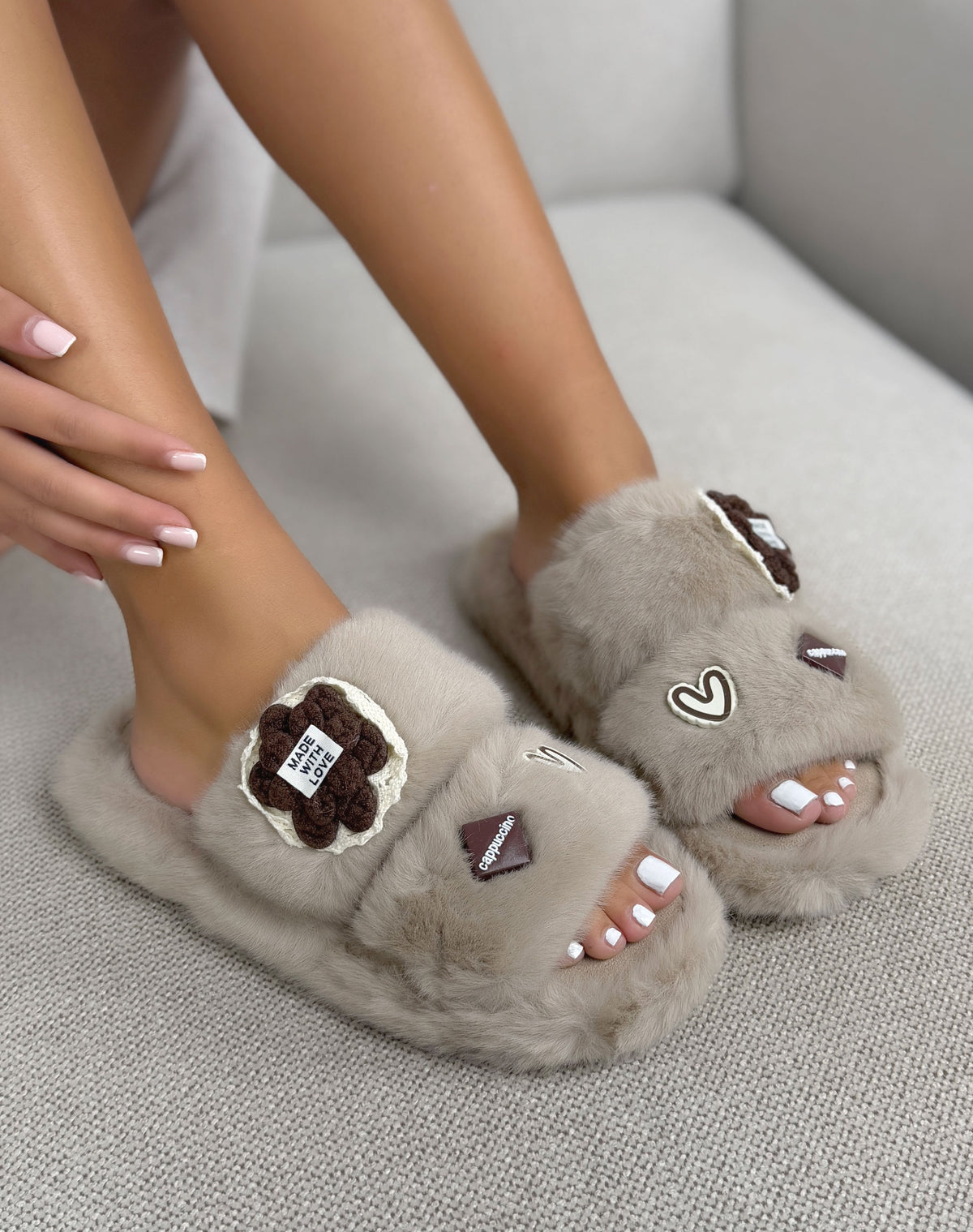 Chaussons femme taupe tendance en fausse fourrure avec fleur