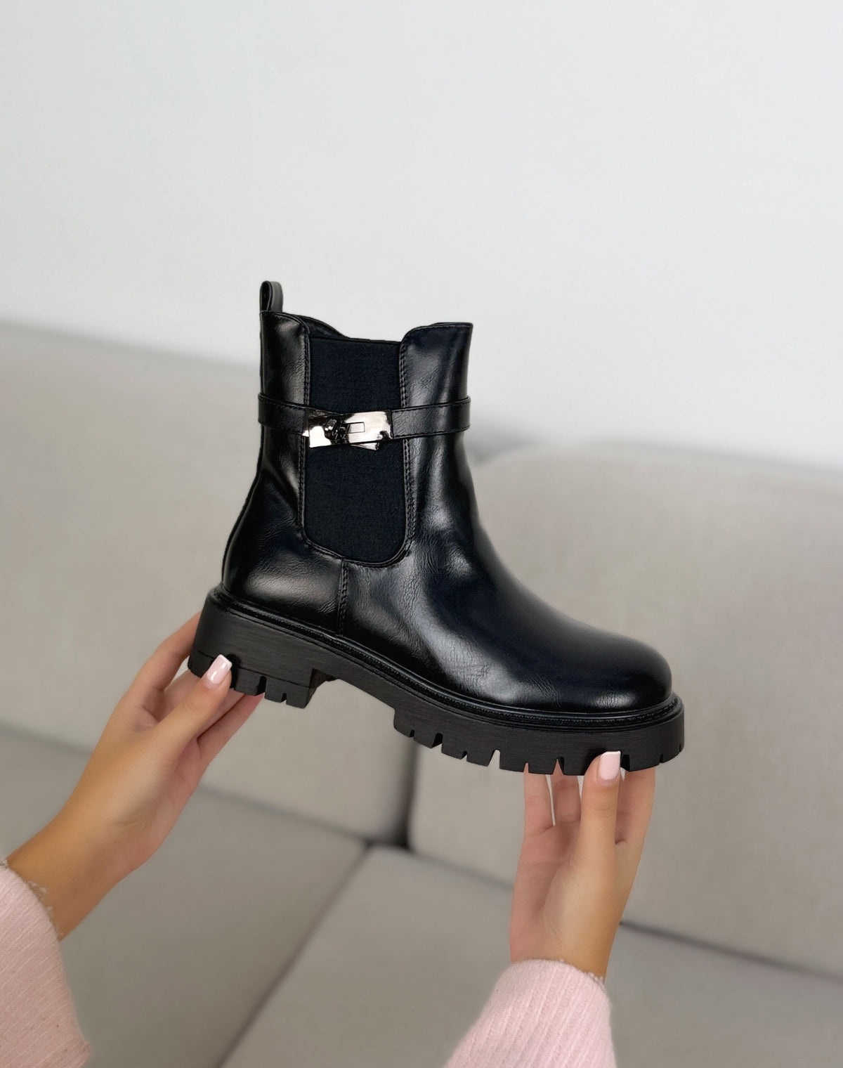 Bottines noires femme effet cuir à élastiques, bride à fermoir métallique et semelle crantée