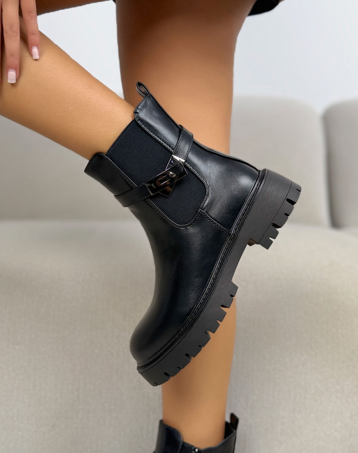 Bottines noires femme effet cuir à élastiques, bride à fermoir métallique et semelle crantée