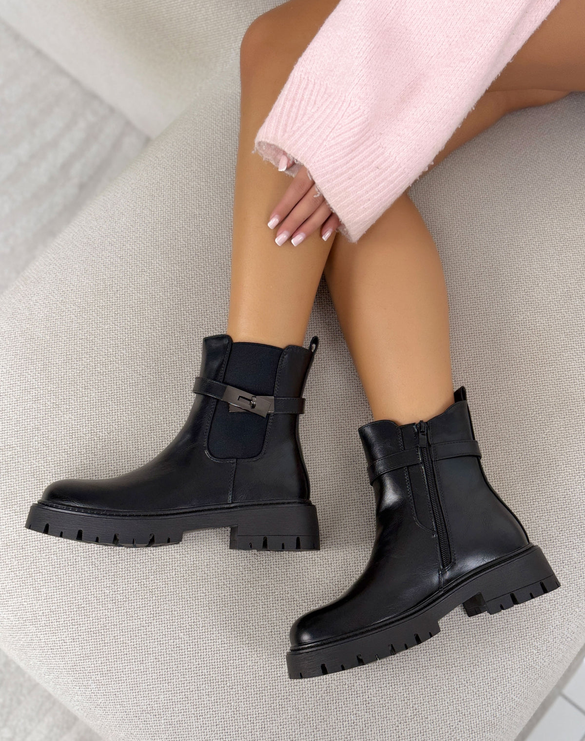 Bottines noires femme effet cuir à élastiques, bride à fermoir métallique et semelle crantée