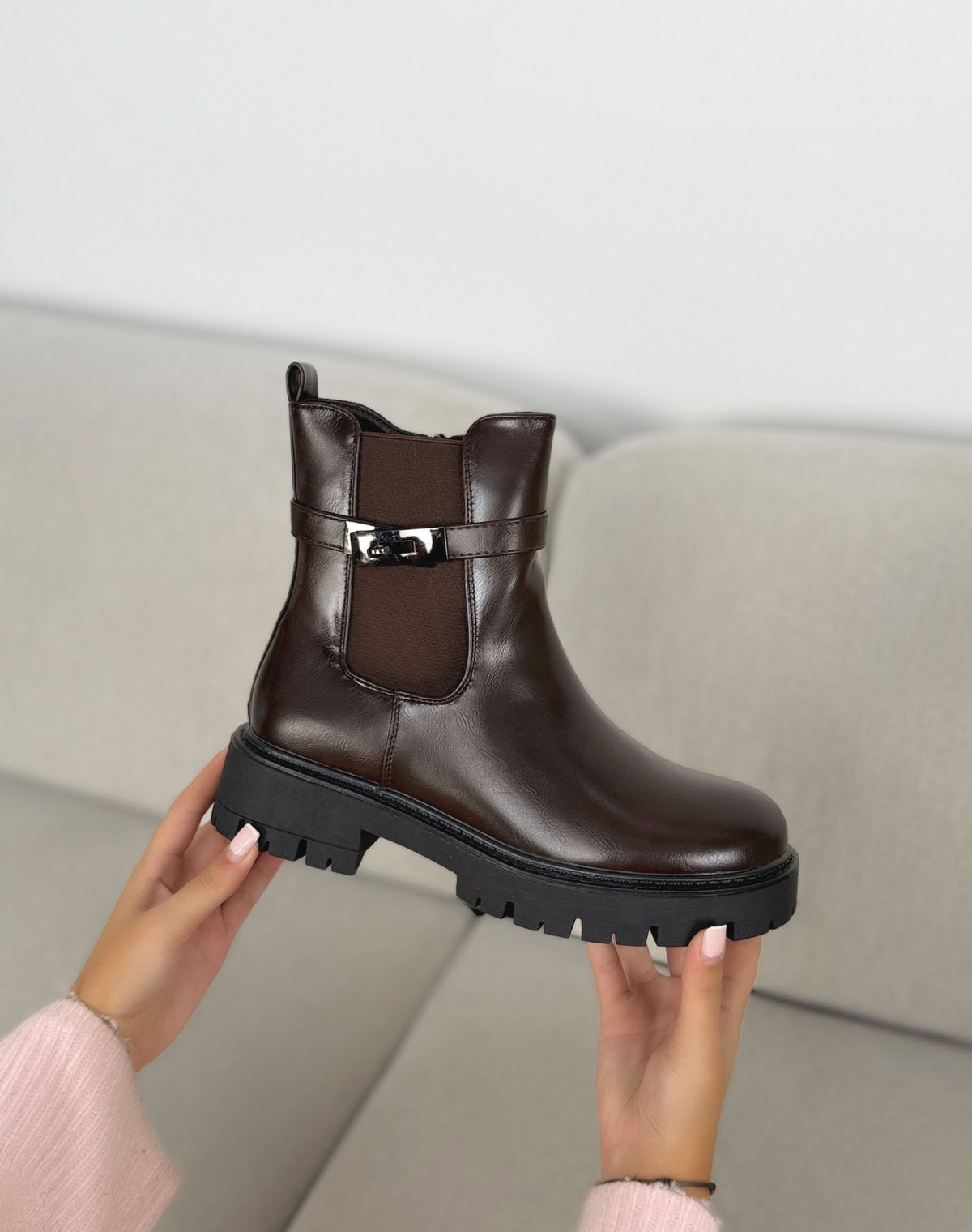 Bottines marron femme effet cuir à élastiques, bride à fermoir métallique et semelle crantée