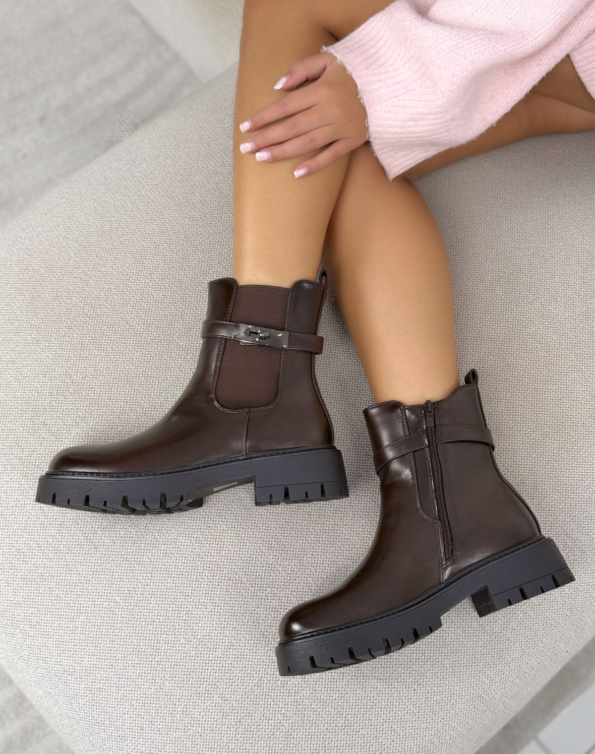 Bottines marron femme effet cuir à élastiques, bride à fermoir métallique et semelle crantée