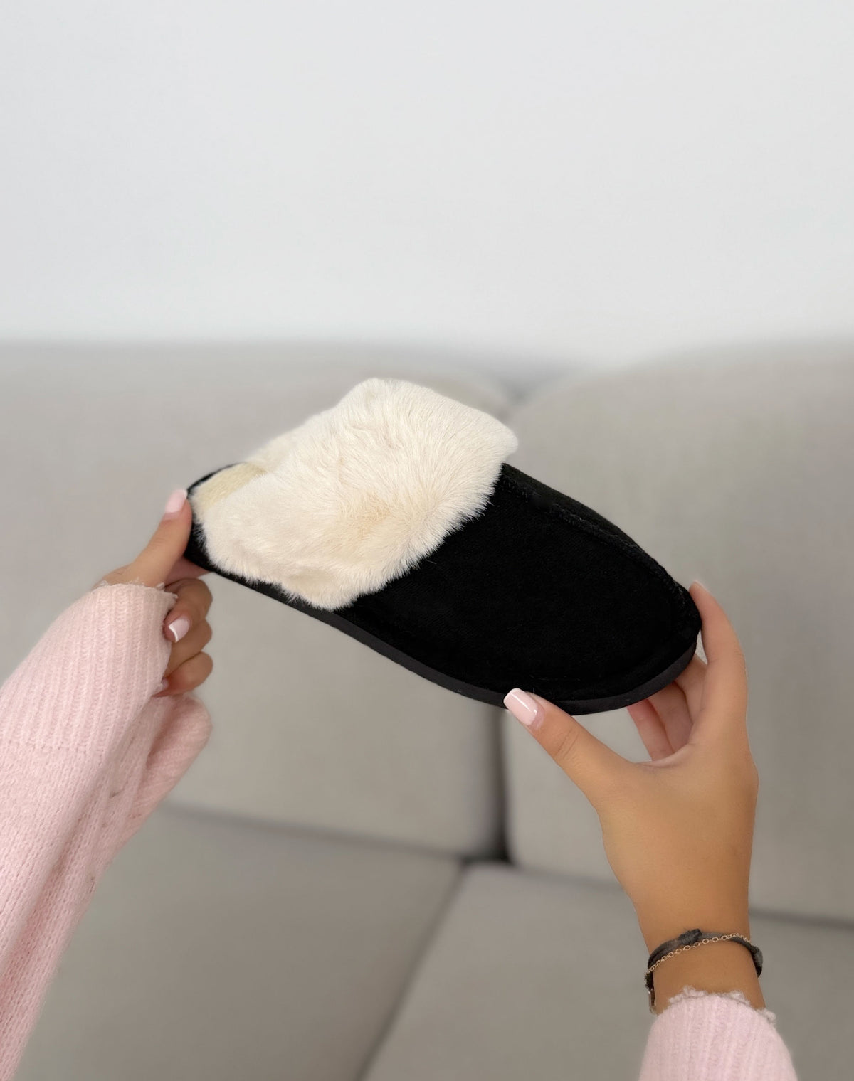 Chaussons fourrés noirs femme effet daim à col fausse fourrure crème