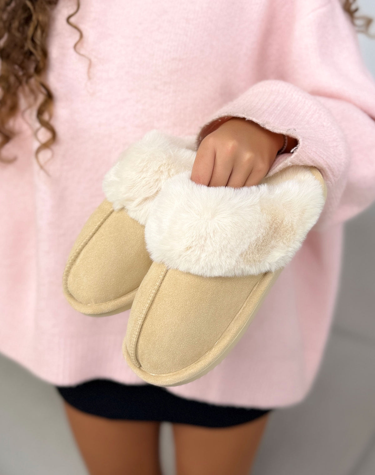Chaussons fourrés beige femme effet daim à col fausse fourrure