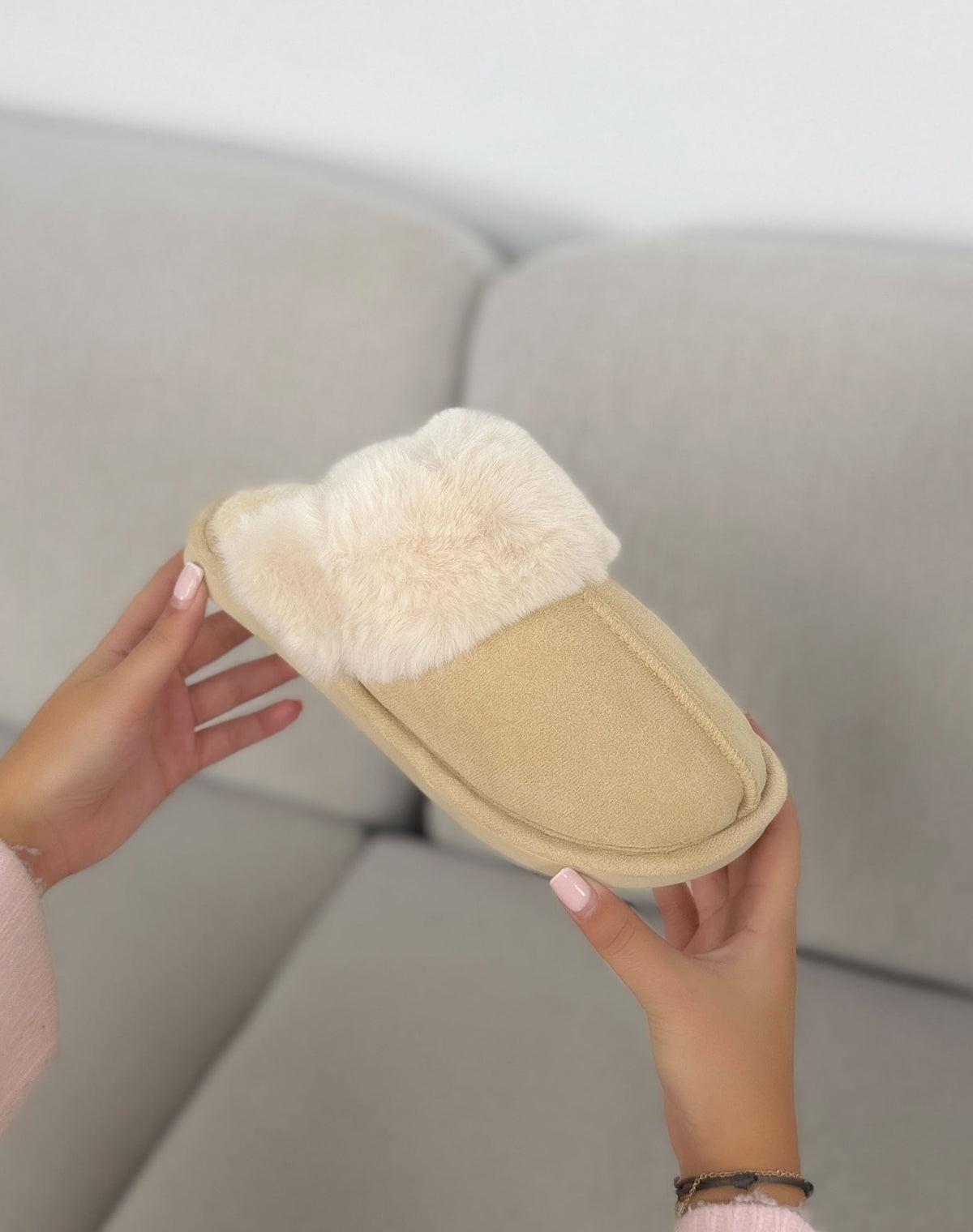 Chaussons fourrés beige femme effet daim à col fausse fourrure
