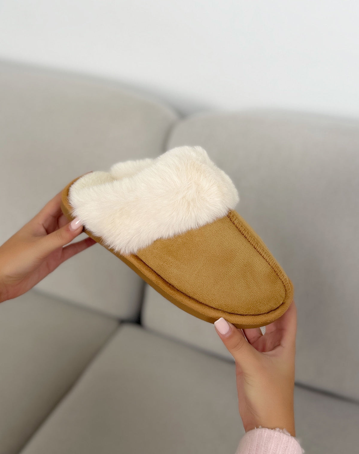 Chaussons fourrés camel femme effet daim à col fausse fourrure crème