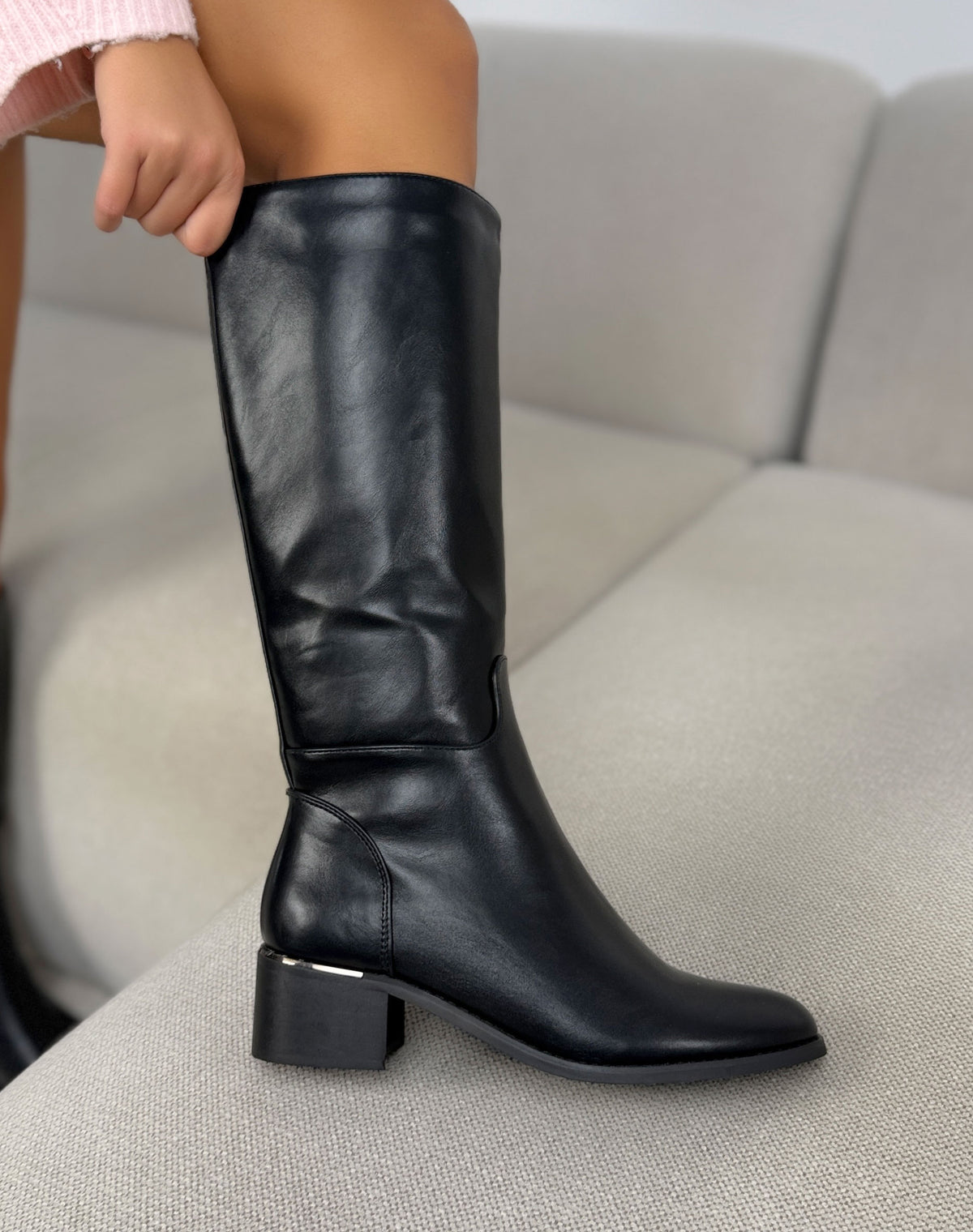 Bottes hautes noires femme effet cuir à petit talon et liseré argenté