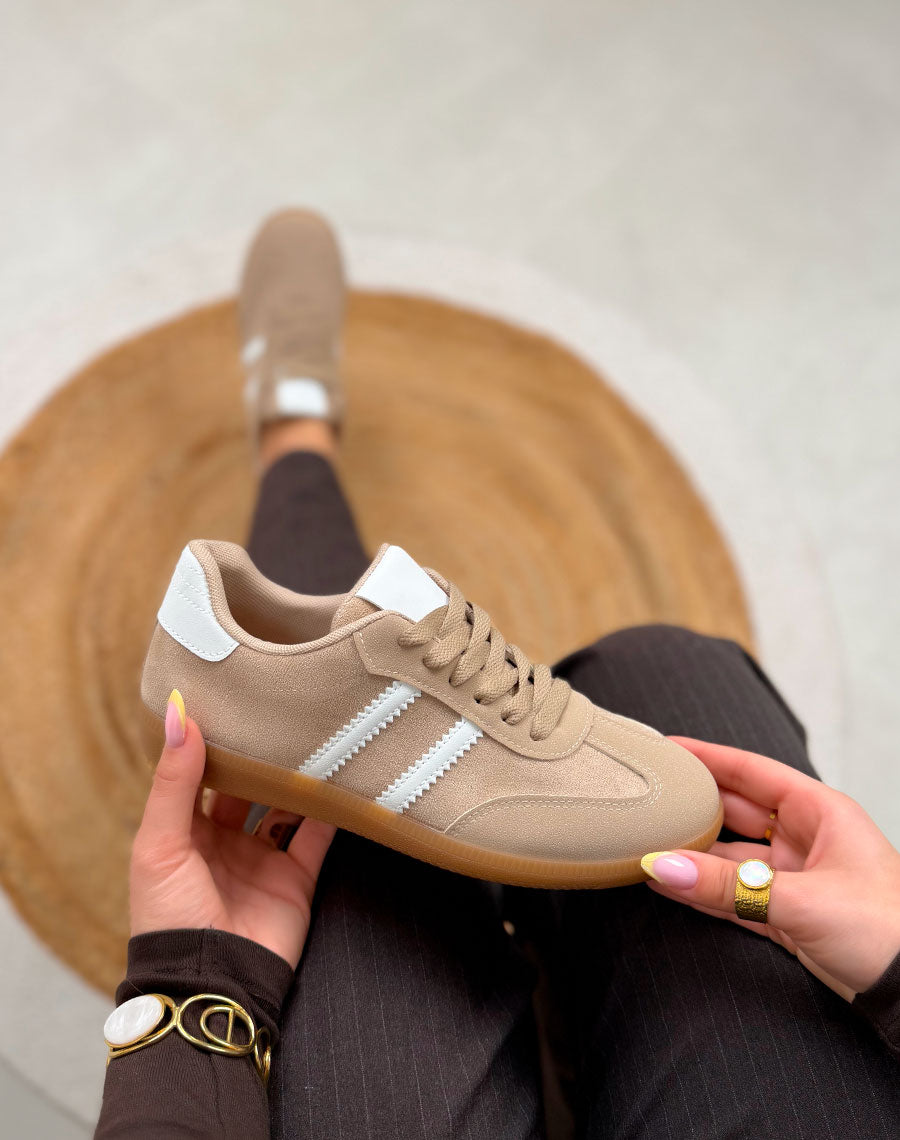 Basket femme beige élégante en suédine avec bandes blanches et semelle plate