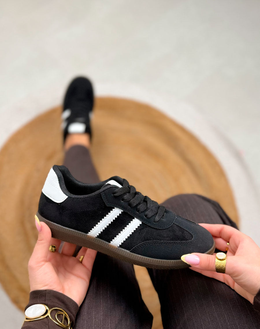 Basket femme noire tendance en suédine avec bandes blanches et semelle plate