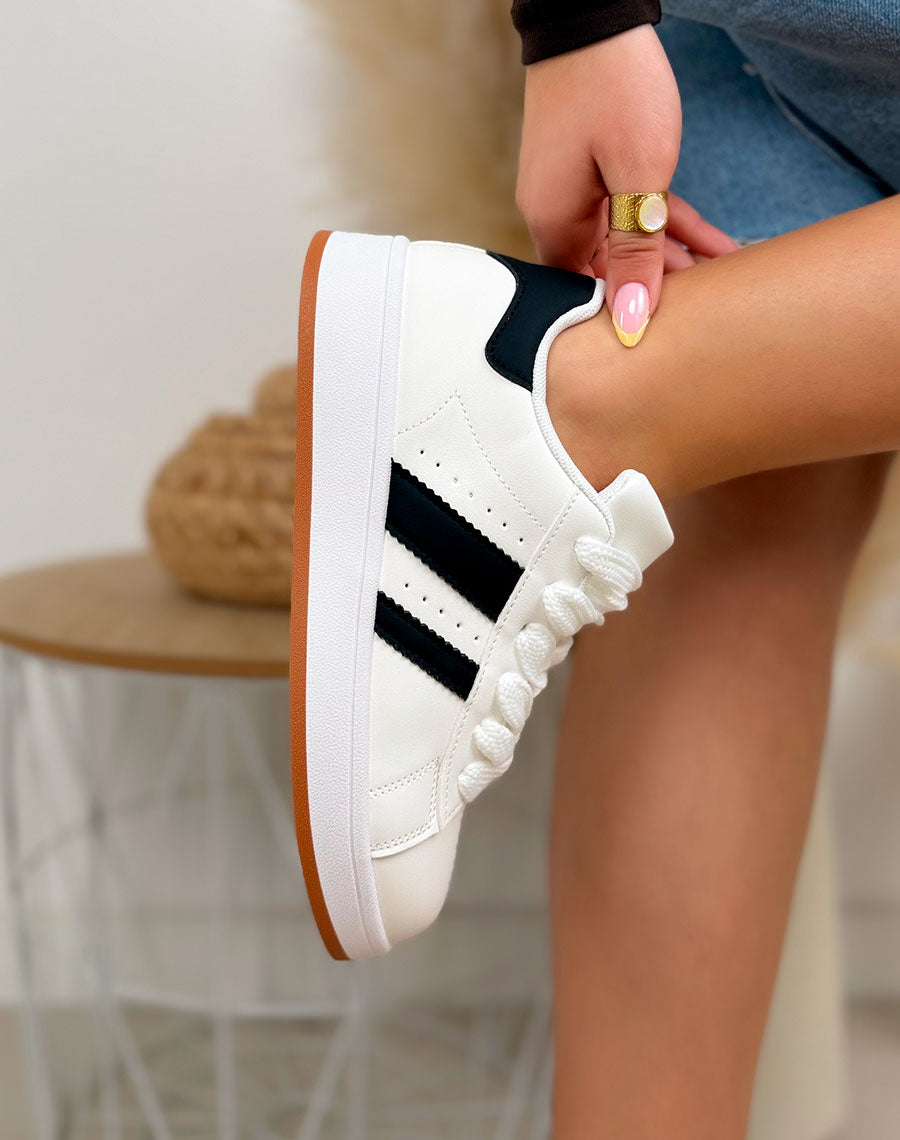 Basket femme blanche tendance à bandes noires avec semelle épaisse