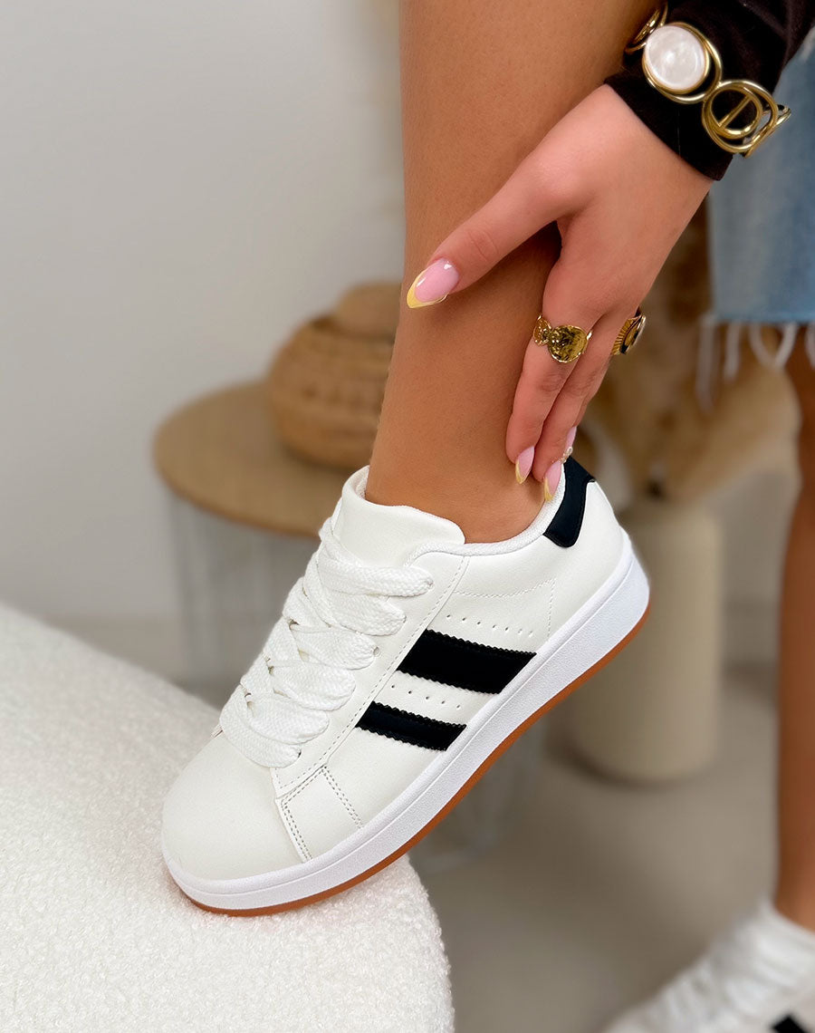 Basket femme blanche tendance à bandes noires avec semelle épaisse