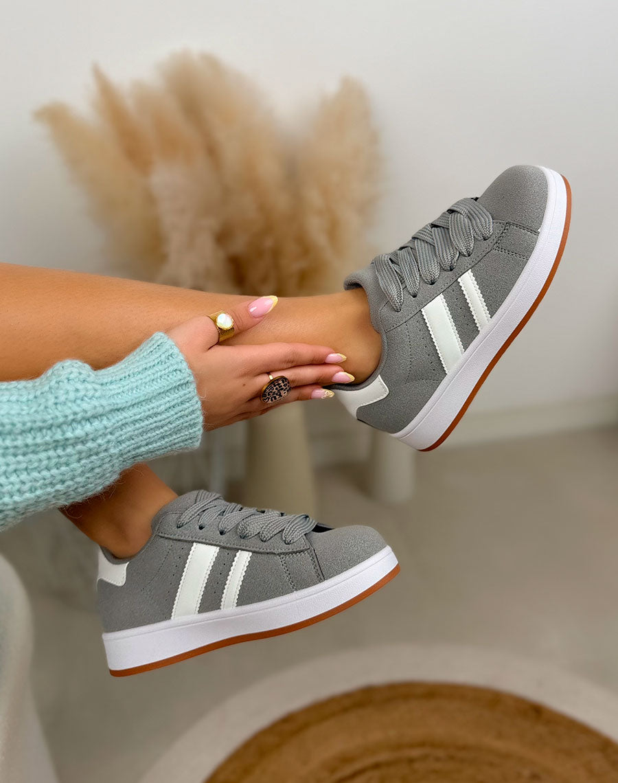 Basket femme grise tendance à bandes blanches avec semelle épaisse