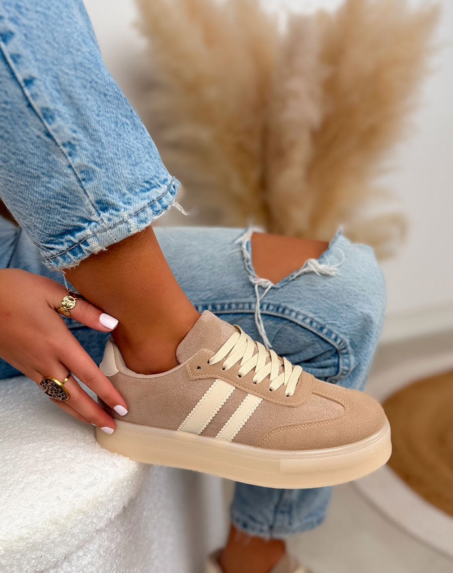 Basket femme beige tendance en suédine avec bandes crème et semelle plateforme