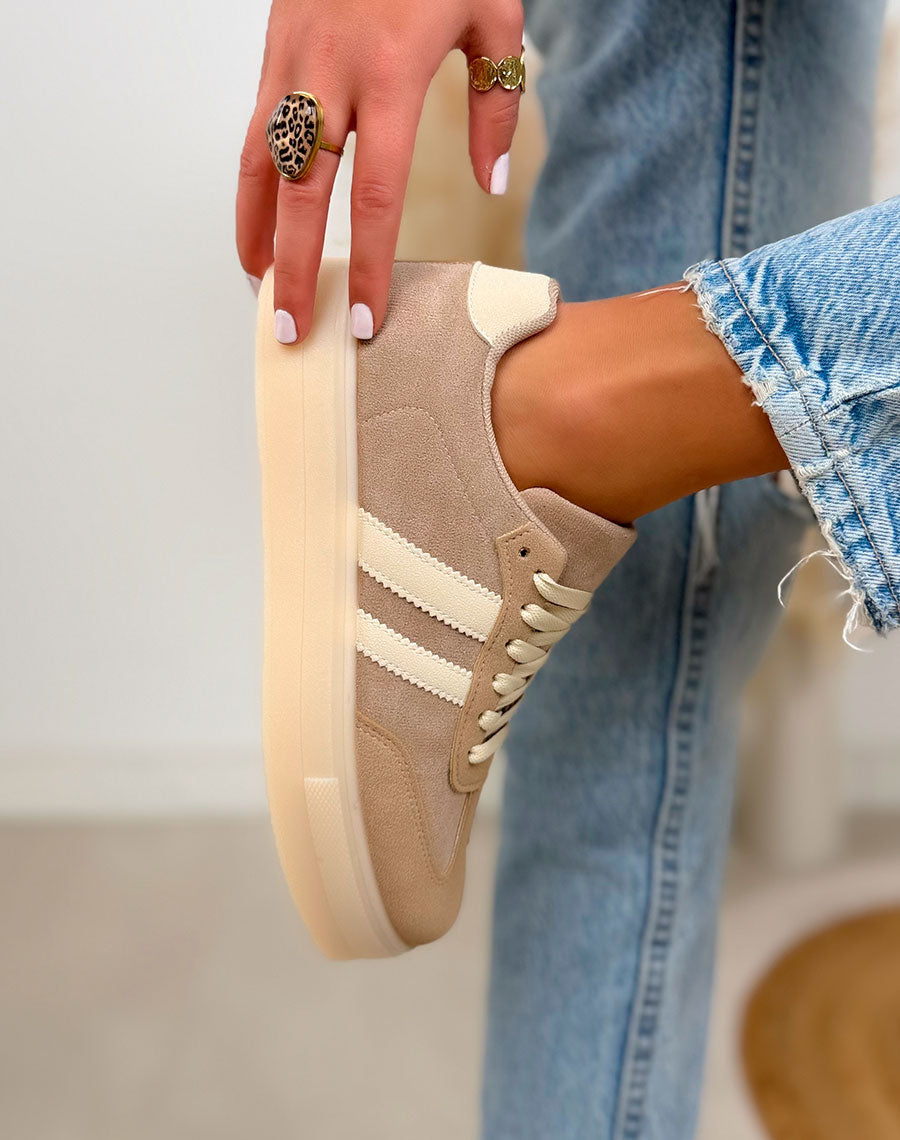 Basket femme beige tendance en suédine avec bandes crème et semelle plateforme