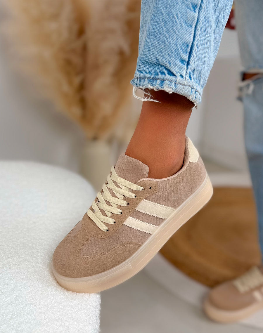 Basket femme beige tendance en suédine avec bandes crème et semelle plateforme