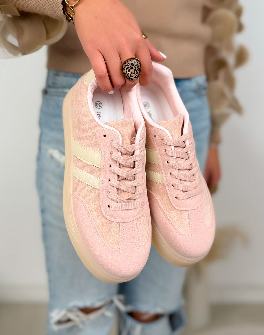 Basket femme rose pâle tendance en suédine avec bandes blanches et semelle plateforme crème