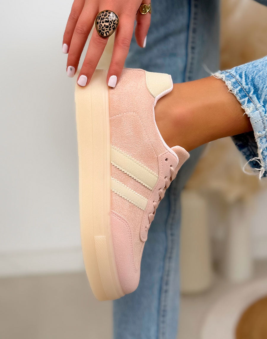 Basket femme rose pâle tendance en suédine avec bandes blanches et semelle plateforme crème