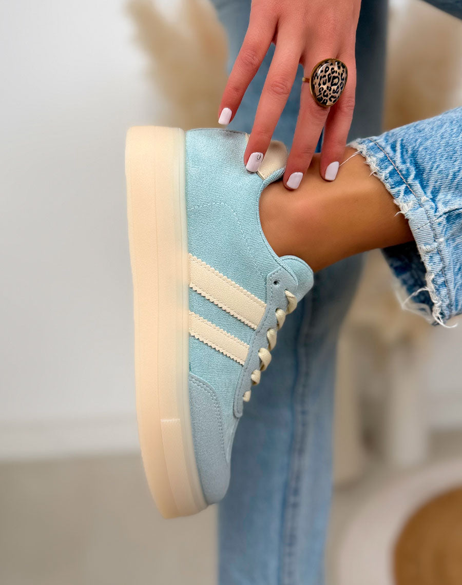 Basket femme bleu pastel tendance en suédine avec bandes crème et semelle plateforme