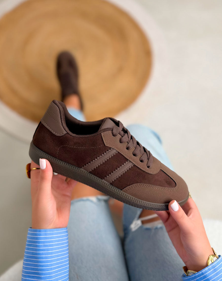 Basket femme marron tendance en suédine avec lacets et bandes