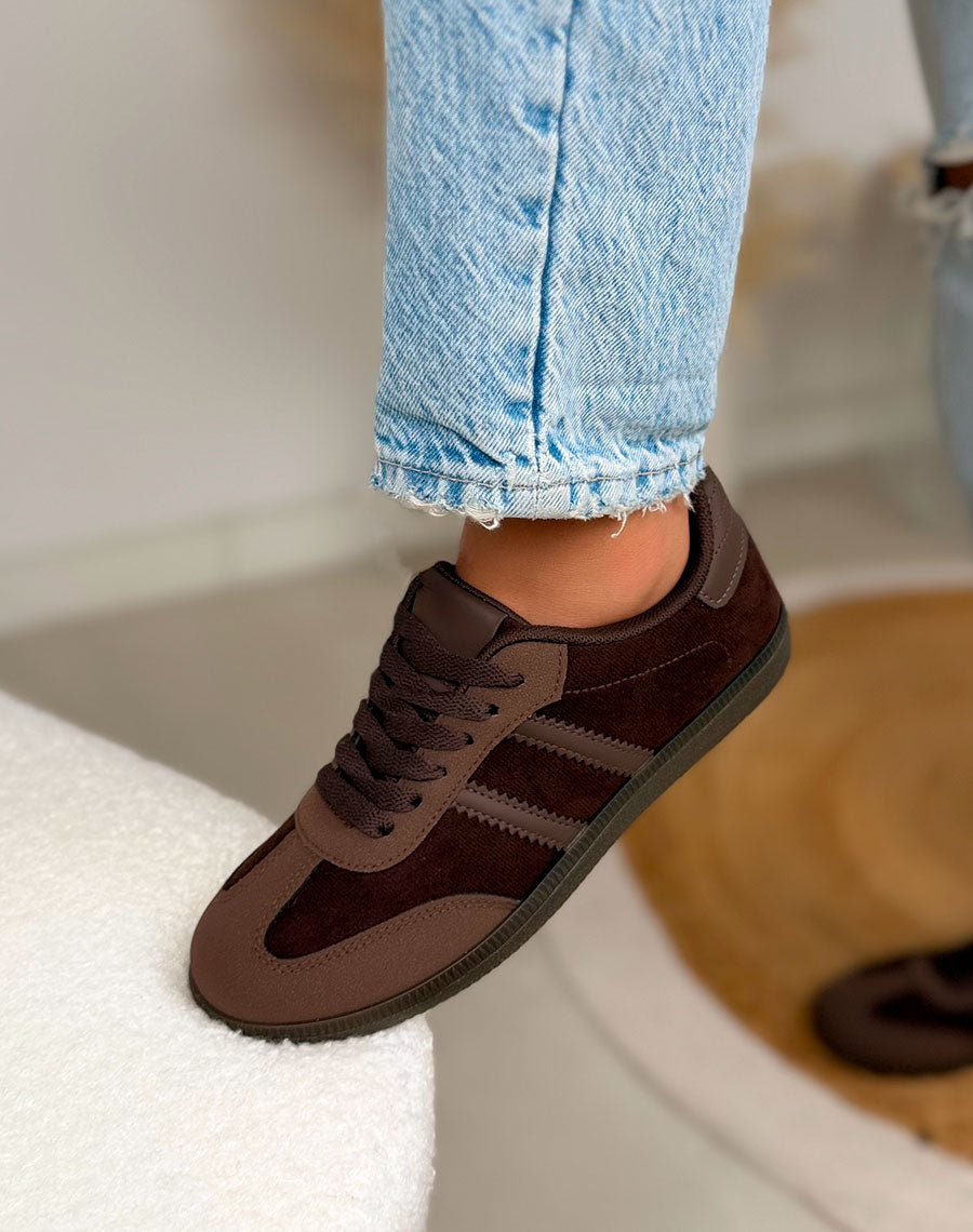 Basket femme marron tendance en suédine avec lacets et bandes