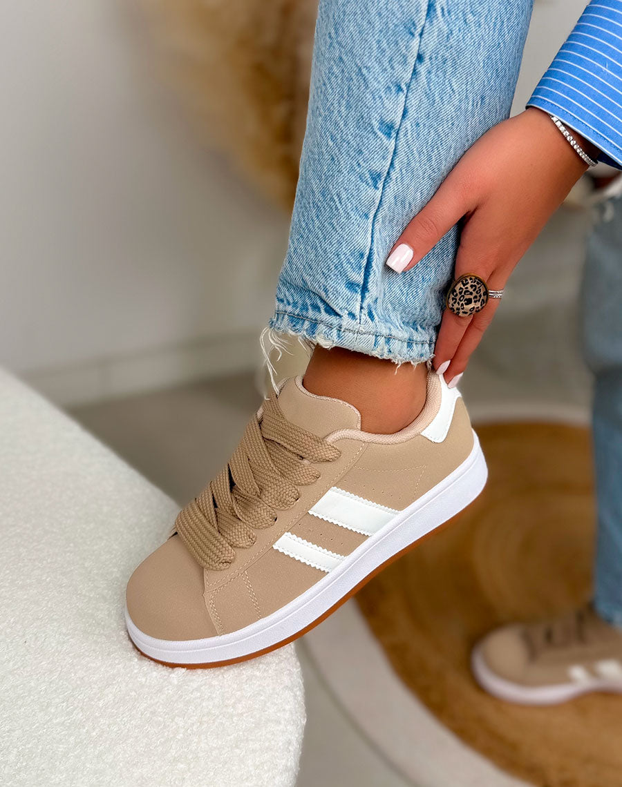 Basket femme beige tendance avec lacets larges et bandes blanches