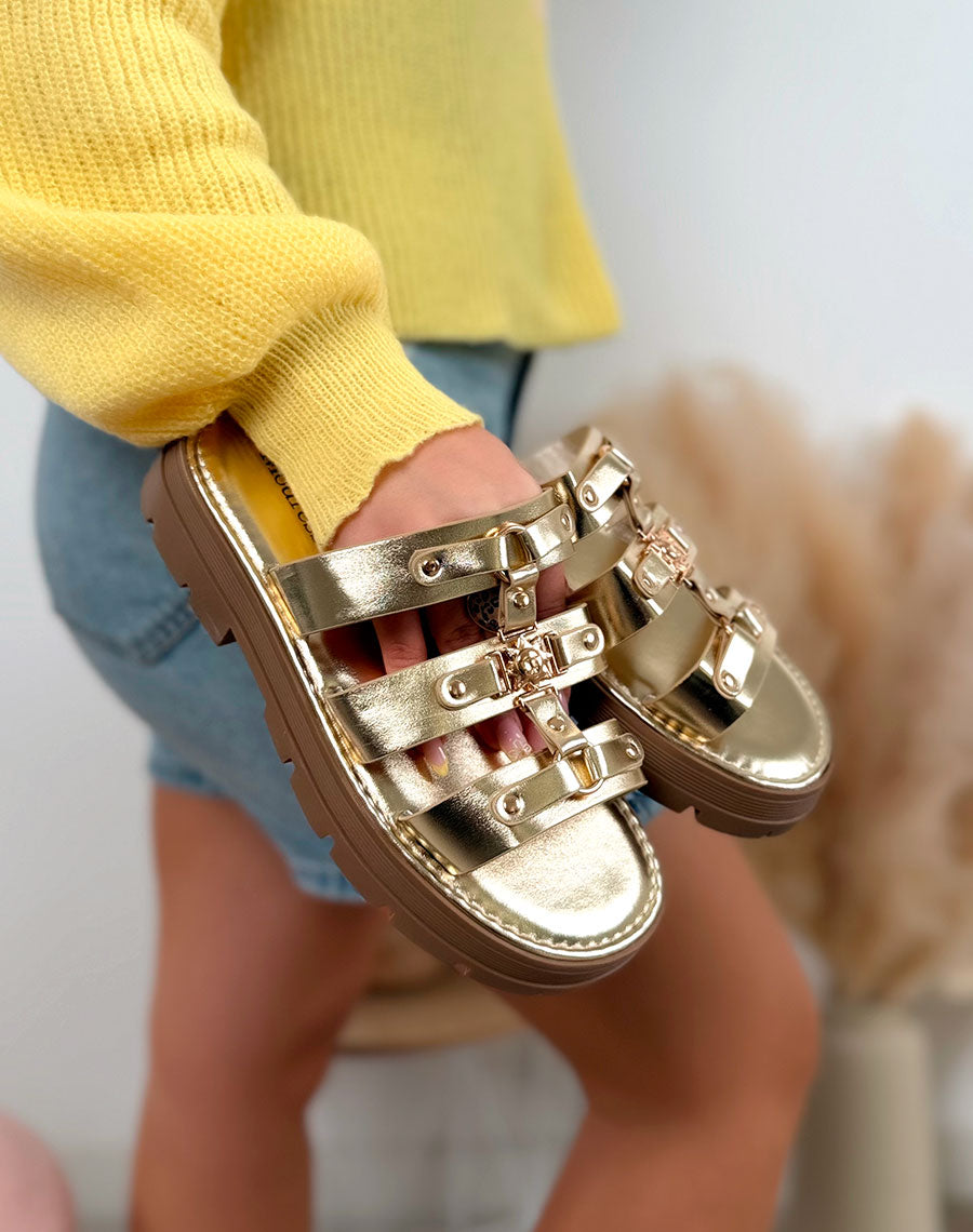 Mules femme dorées tendance à triple lanière avec bijoux dorés et semelle crantée