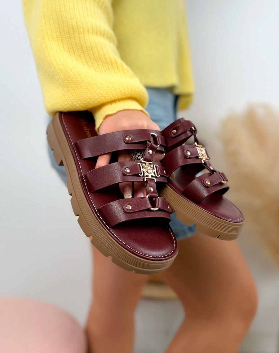 Mules femme bordeaux élégante à triple lanière avec bijoux dorés et semelle crantée