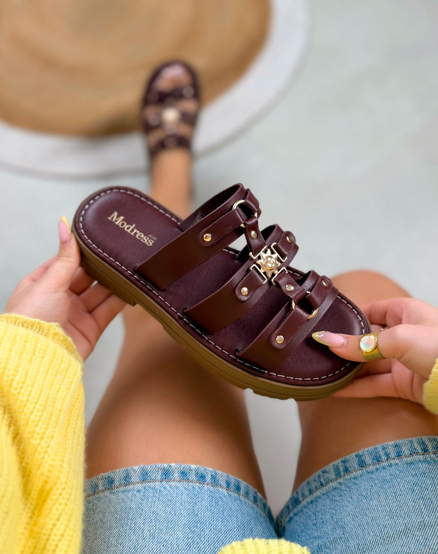 Mules femme bordeaux élégante à triple lanière avec bijoux dorés et semelle crantée