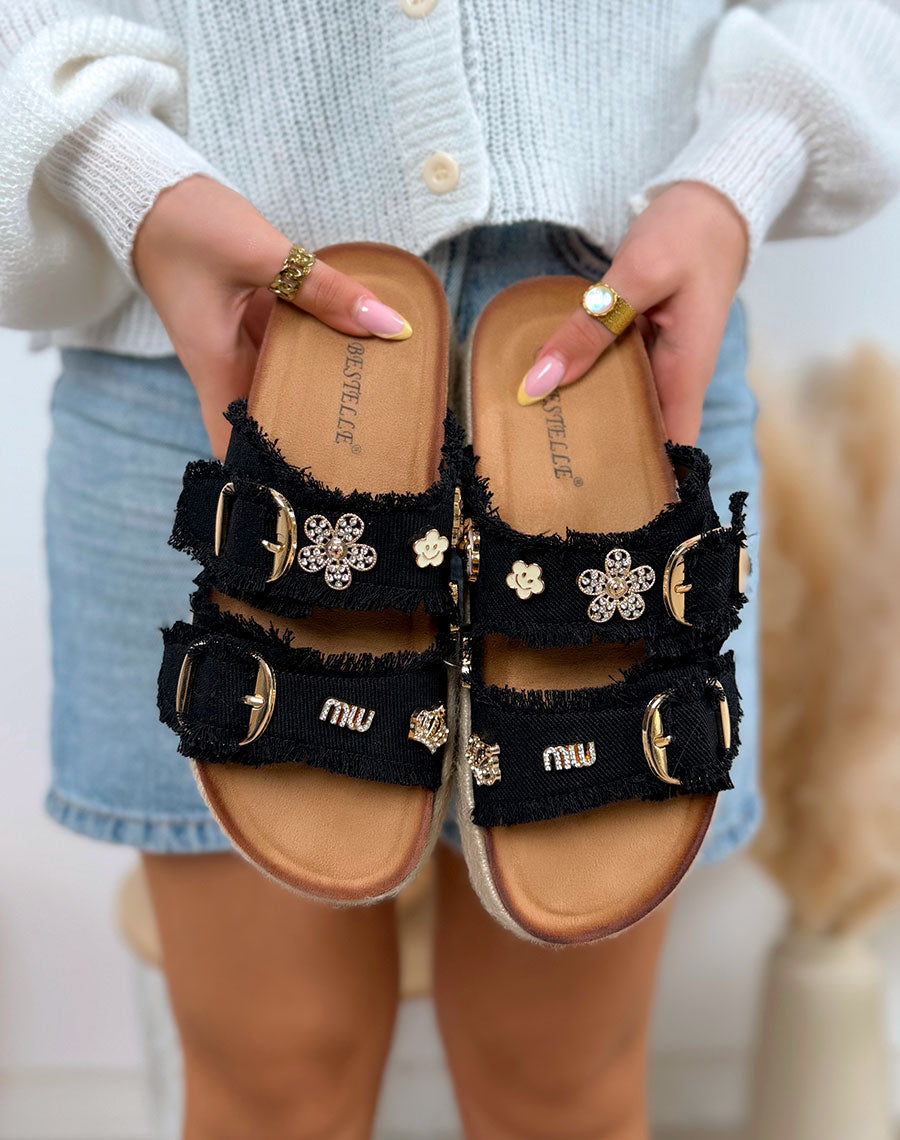 Mules femme noires tendance en jean avec bijoux dorés et plateforme tressée beige
