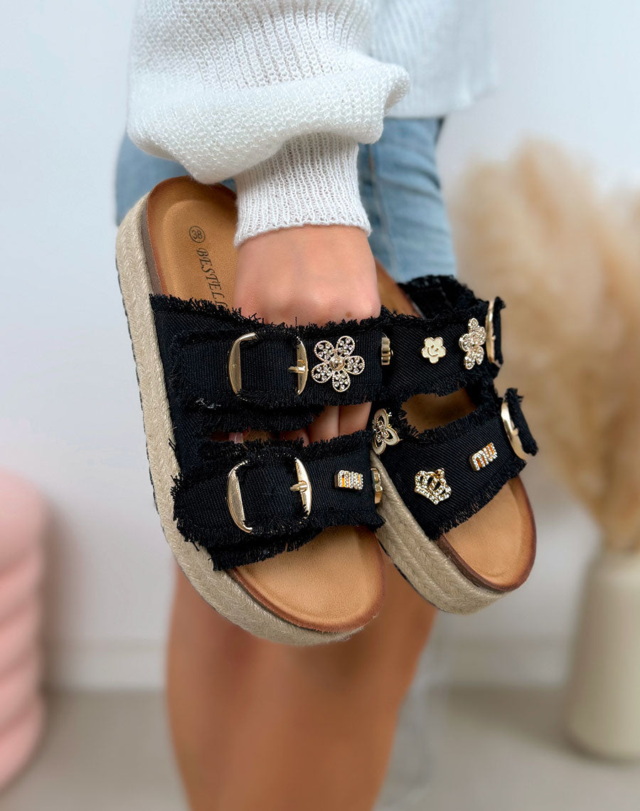 Mules femme noires tendance en jean avec bijoux dorés et plateforme tressée beige