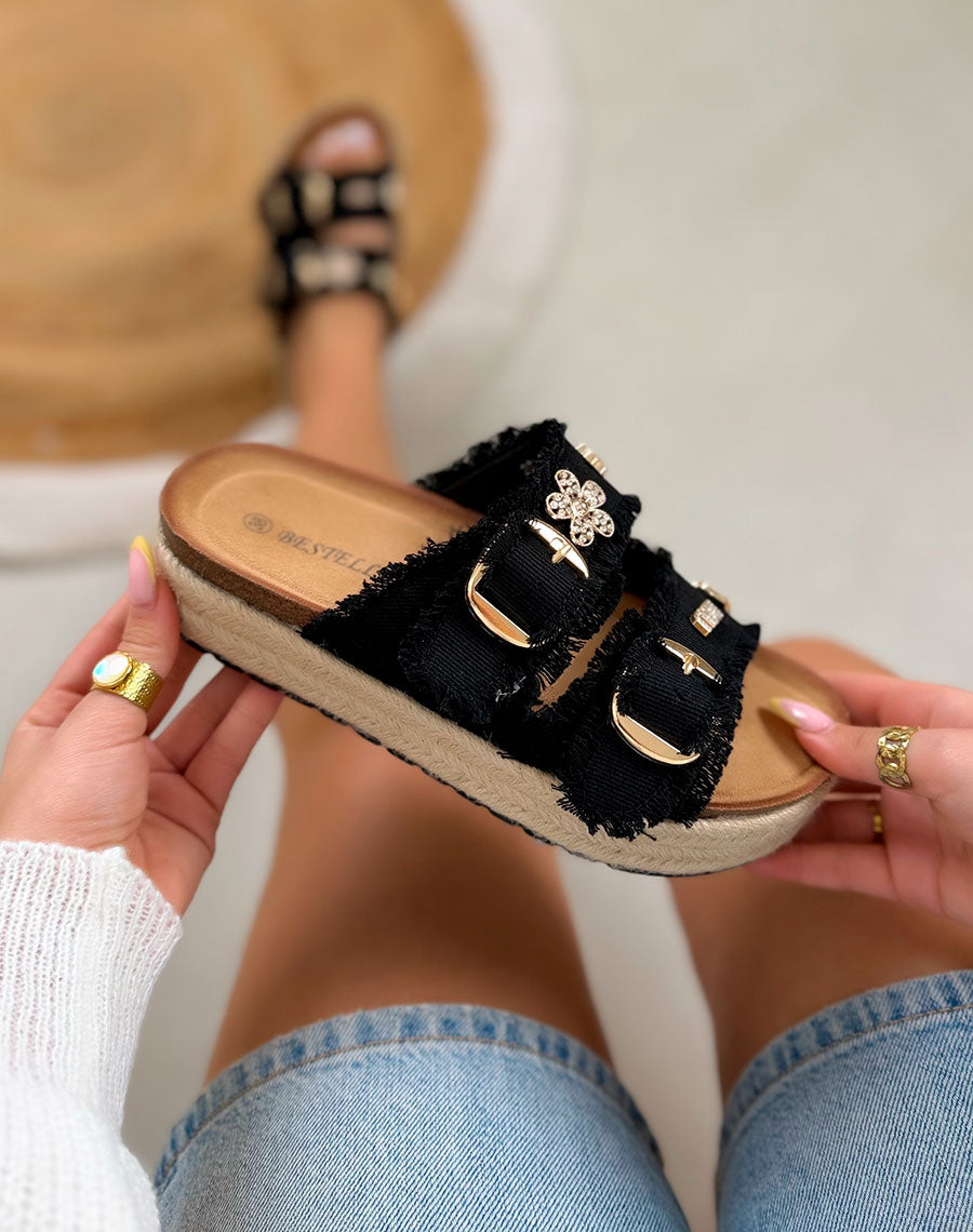 Mules femme noires tendance en jean avec bijoux dorés et plateforme tressée beige