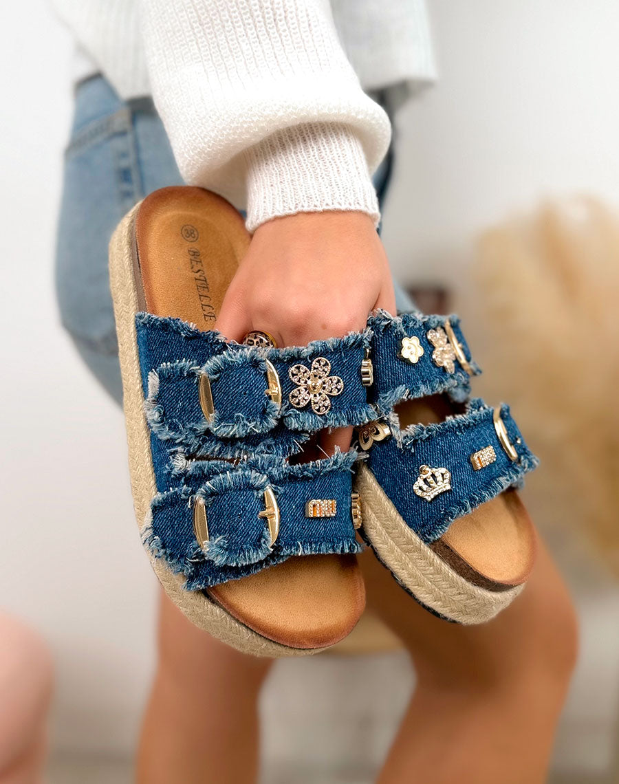 Mules femme bleu foncé tendance en jean avec bijoux dorés et plateforme tressée beige