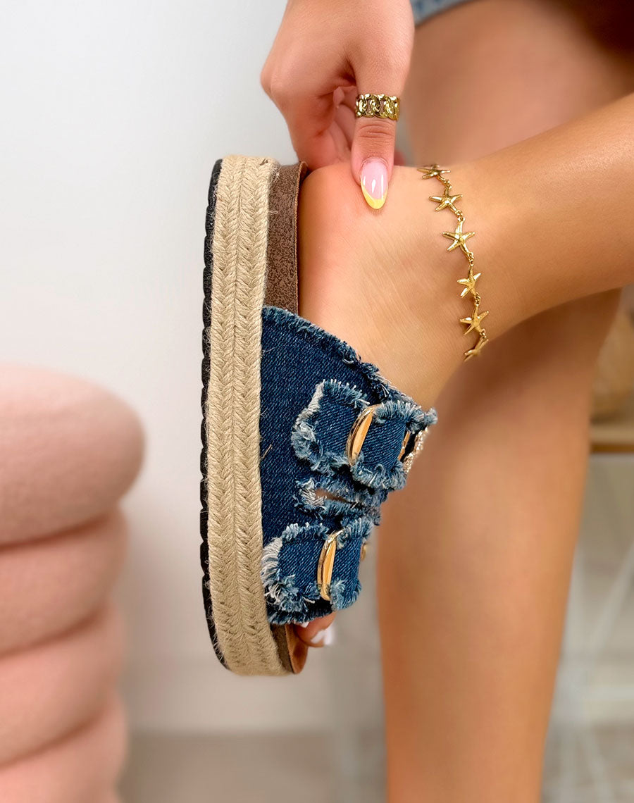 Mules femme bleu foncé tendance en jean avec bijoux dorés et plateforme tressée beige
