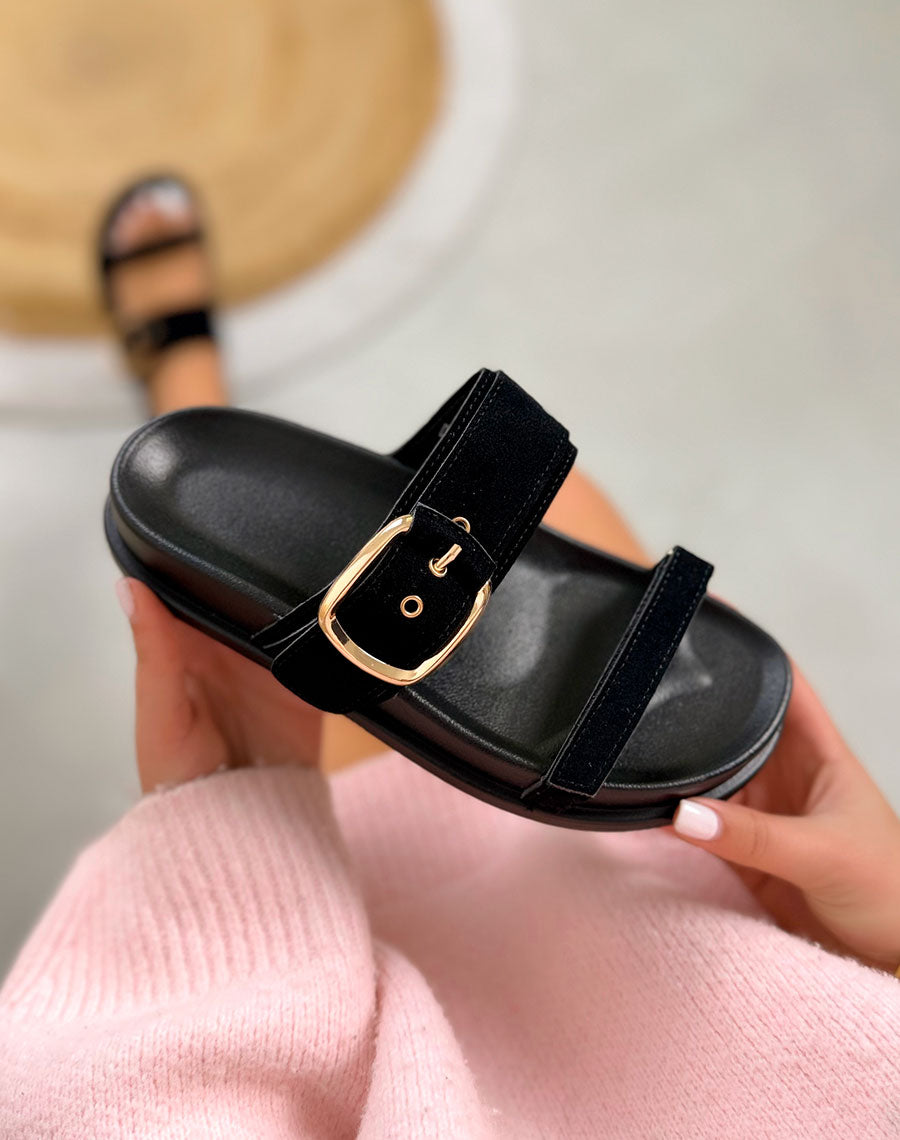 Mules noires en suédine à bride boucle dorée et scratch