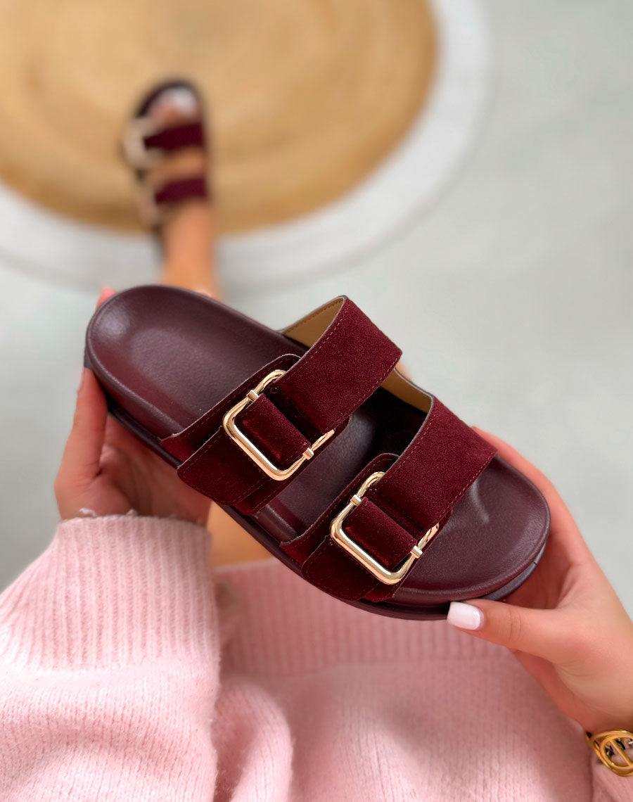 Mules bordeaux en suédine à double bride avec boucles dorées
