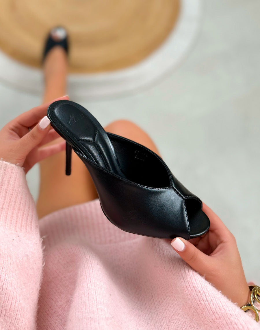 Escarpins noires à talon aiguille avec bride et ouverture à l’avant