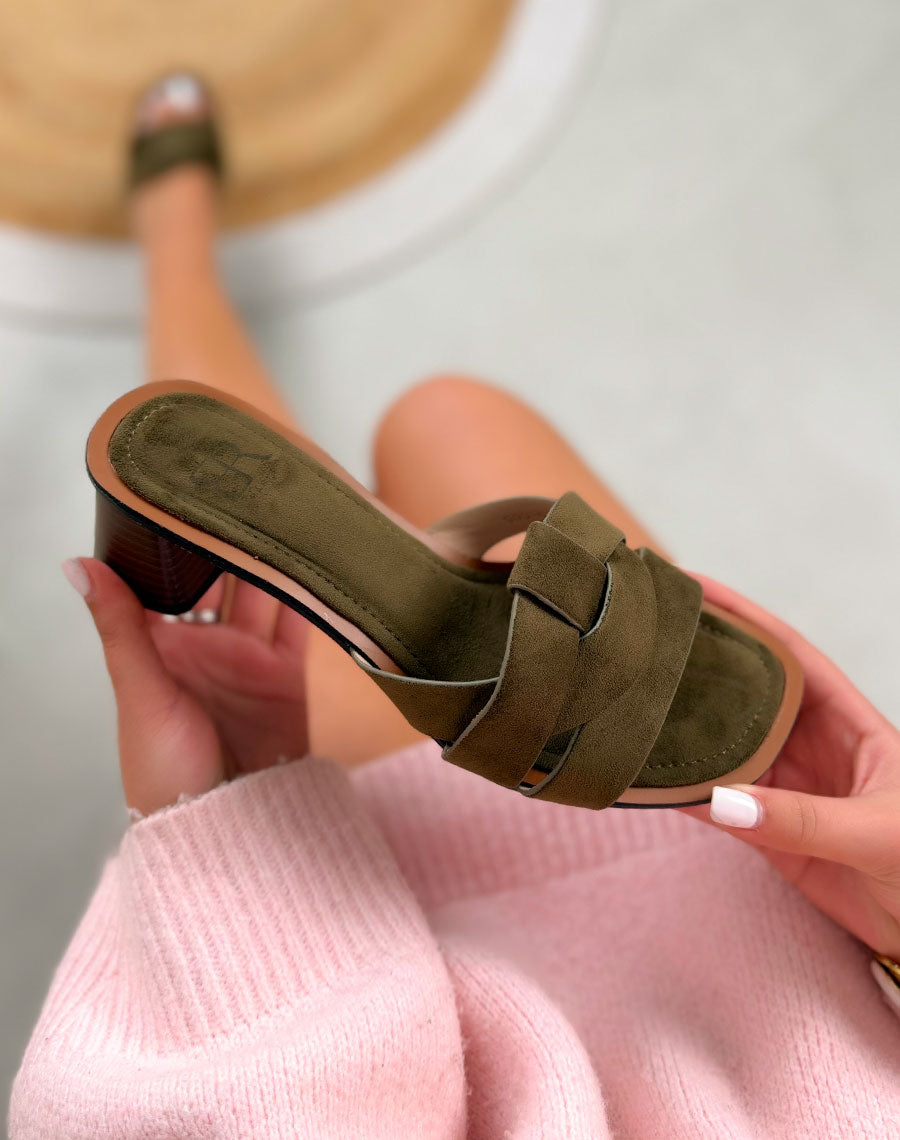Mules femme vert kaki élégantes en suédine avec bride entrecroisée et talon carré