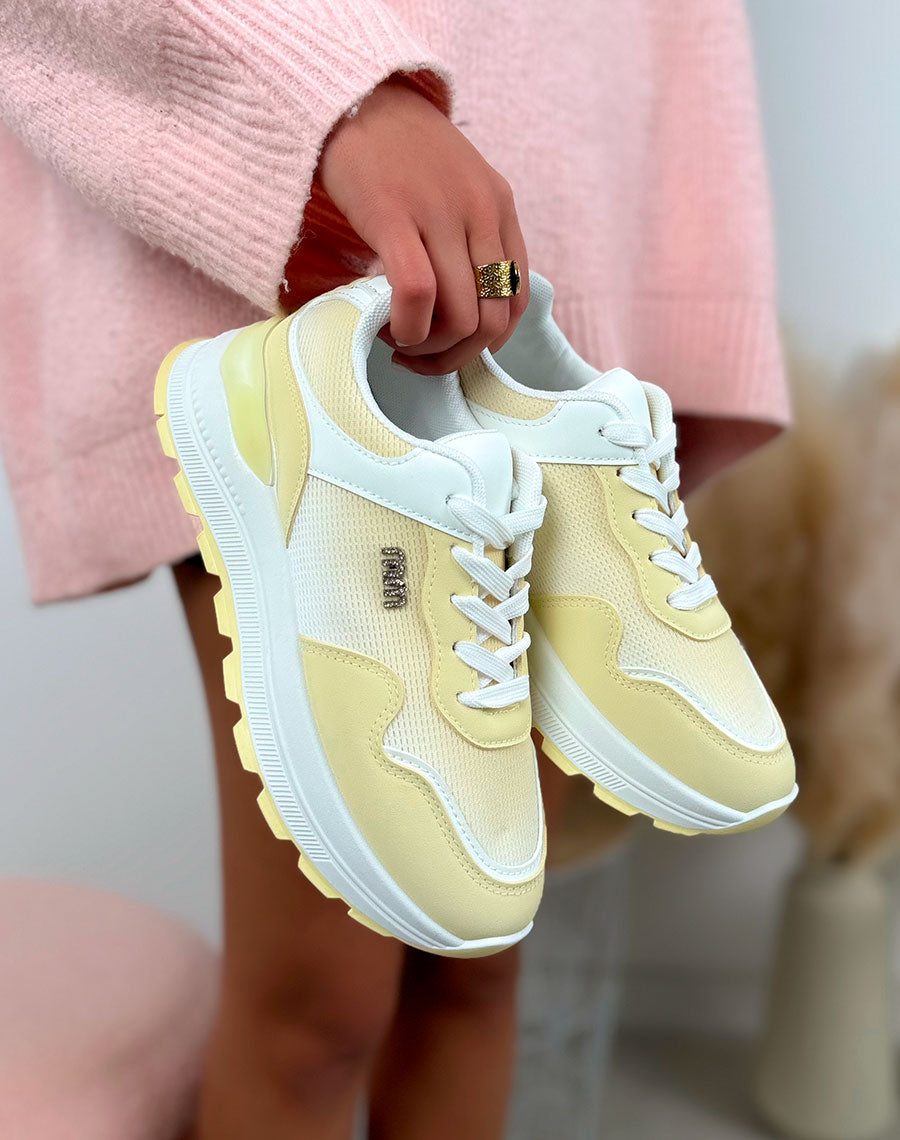 Baskets femme jaunes à empiècements avec détail bijou argenté