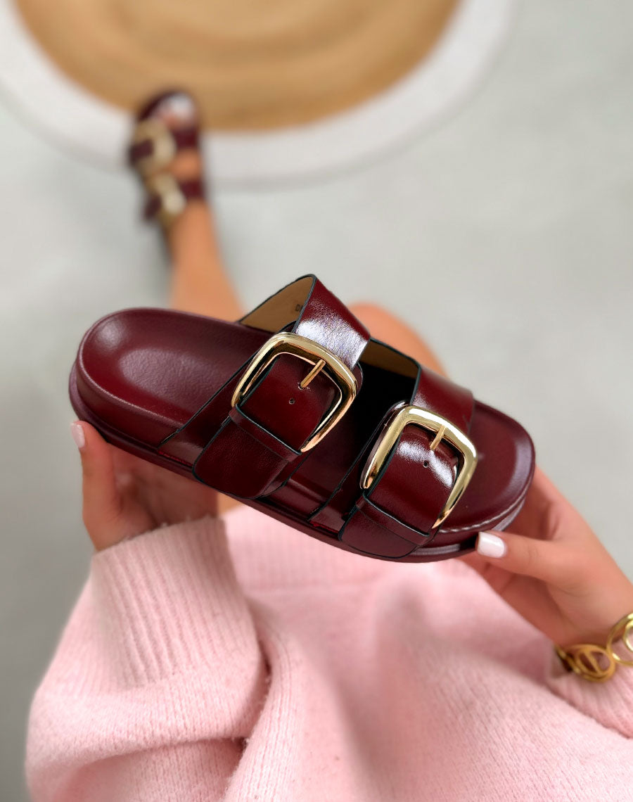 Mules bordeaux à double bride avec boucles dorées