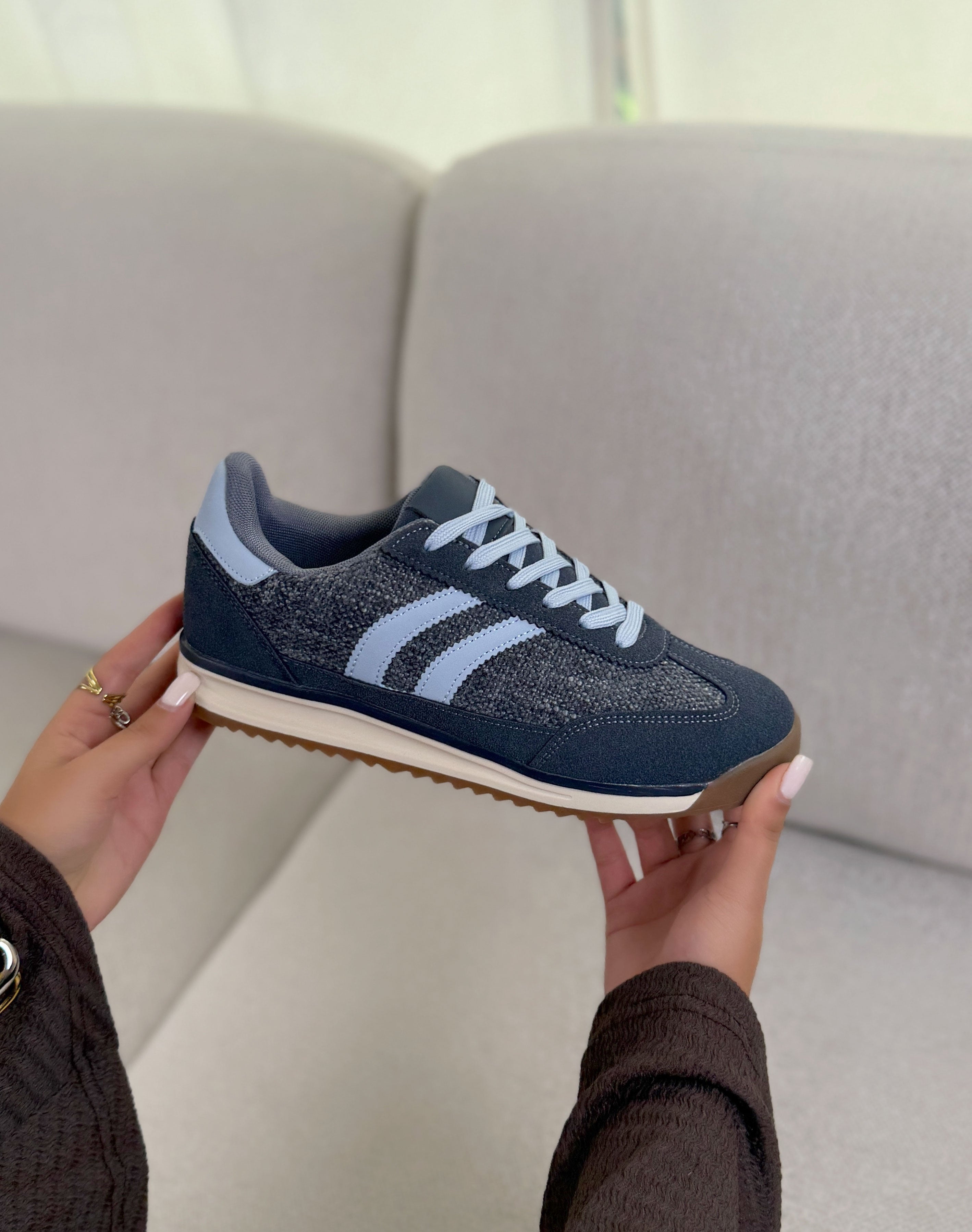 Basket femme bleue tendance en suédine et tissu avec bandes blanches