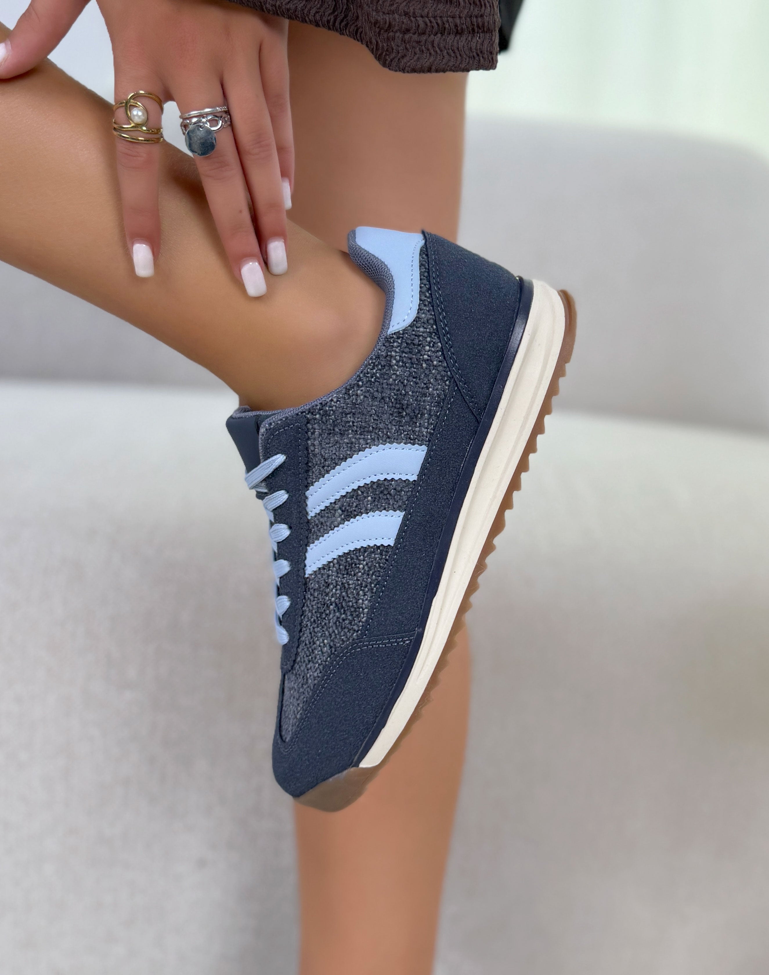 Basket femme bleue tendance en suédine et tissu avec bandes blanches