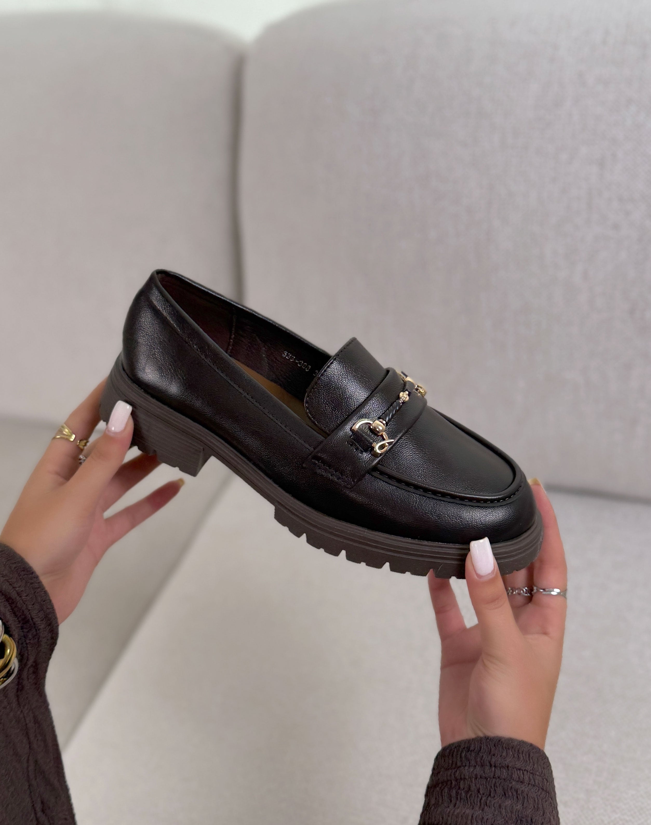 Mocassins femme marron élégants à bijou doré et semelle crantée